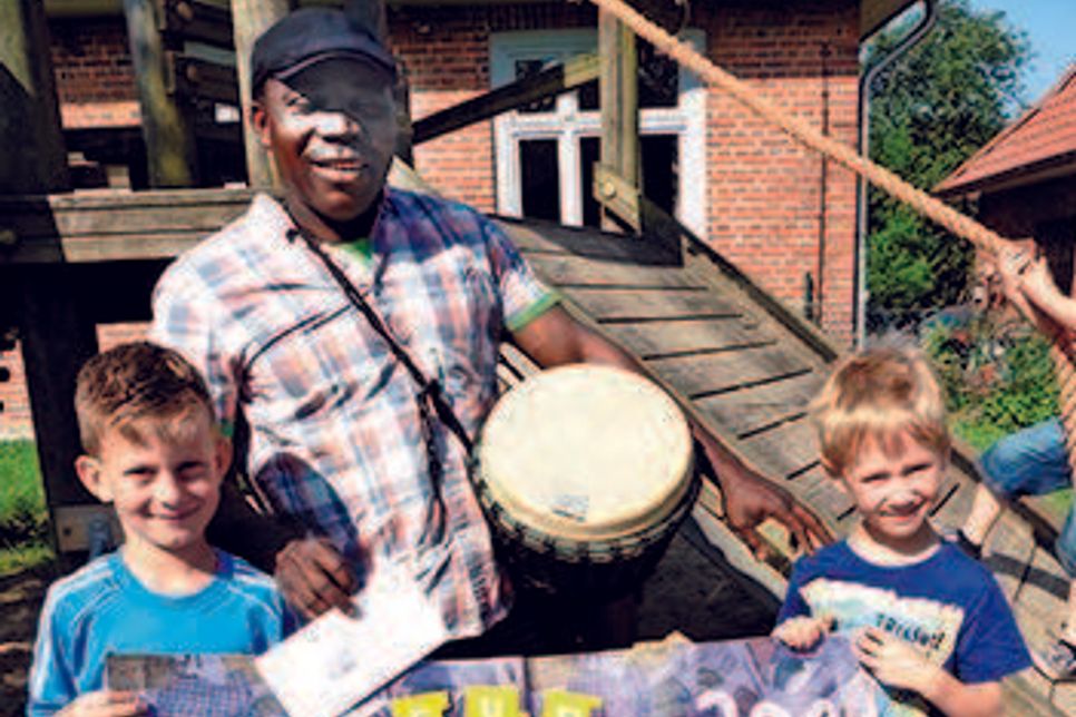 Ihr gesammeltes Geld übergaben die Schatzkistenkinder an Sammy Bekoe, der das Ayalolo-Waisenhaus ins Leben gerufen hat.