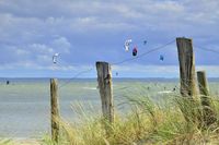 Himmel, Segel, Dünen. Mit wenig Bildelemente erzählt Monika Grebien mit ihrem schönen Foto den Sommer.