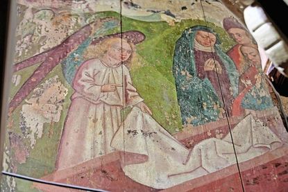 “Drei Marien am leeren Grab” - das einzige noch vollständig erhaltene Bild des ursprünglichen gotischen Zyklus um 1490 befindet sich halb versteckt hinter einer Kanzel und wird 2024 restauriert werden.