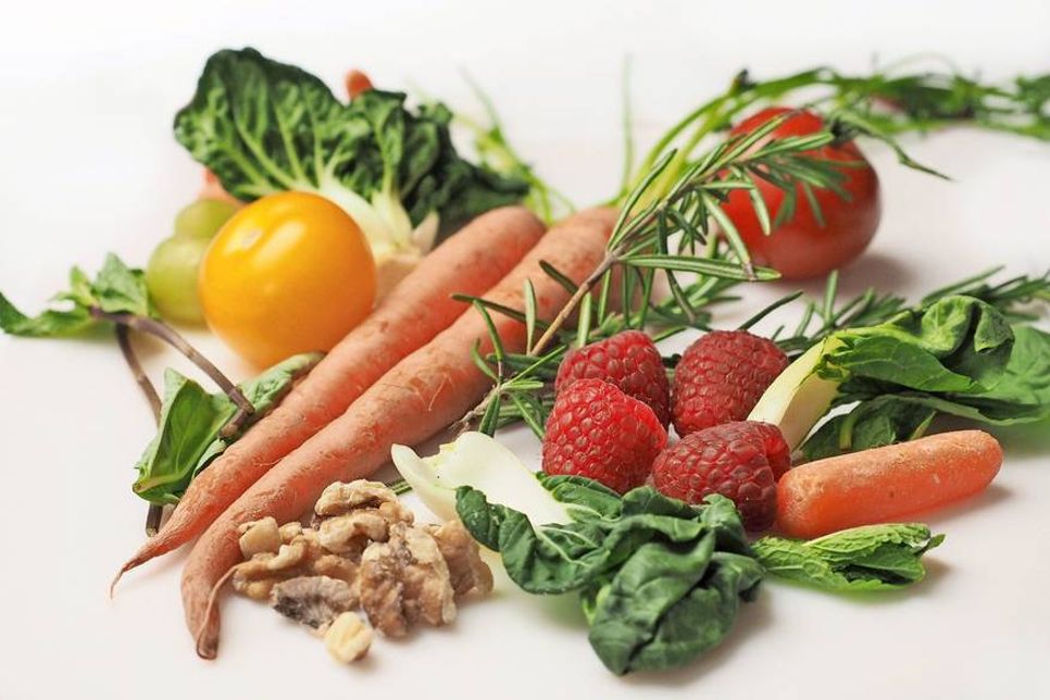 Um schützende Vitamine ausreichend aufzunehmen, ist eine ausgewogene Ernährung entscheidend.
