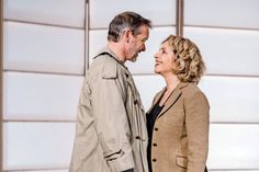 Neustadt. „Theater in der Stadt“ startet am Freitag, dem 10. November um 20 Uhr mit der Komödie „Wunderübung“ mit Michaela May, Michael Roll und Robert Giggenbach in die neue Spielzeit. Das Gastspiel findet im Neustädter Theatersaal an der Jacob-Lienau-Schule statt. Köstlich, feinfühlend ironisch und fast zärtlich, aber auf jeden Fall mit viel Sympathie, führt Daniel Glattauer die Zuschauer ins Labyrinth zwischenmenschlicher Beziehungen. (red)