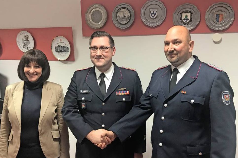 Alexander Wengelewski (Mi.) mit dem noch amtierenden Gemeindewehrführer Sven Lesse und Bürgermeisterin Dr. Tordis Batscheider.