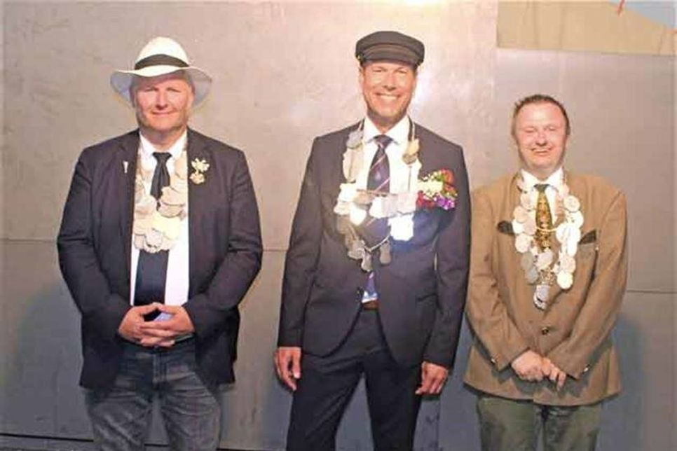Gleich drei Gildekönige auf einem Foto: Tade Peetz (Altheikendorf) und Michael Delfs (Neuheikendorf, re.) gratulierten Jan Eibich, dem neuen König der Knochenbruchgilde Möltenort.