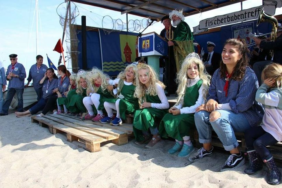 Die kleinen Nixen aus Dahme haben an diesem Tag die wichtige Aufgabe, Neptun bei der Verleihung des Ehren-Aalritterordens zu begleiten.