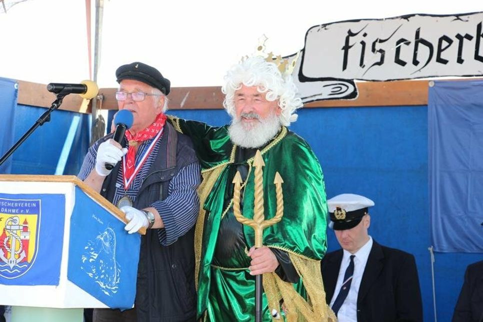 Ein eingespieltes Duo: Neptun (re.) und Fischervereinsvorsitzender Rudi Höppner.