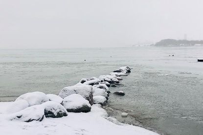 Der Blick von Neustadt Richtung Sierksdorf über die eisige Ostsee.