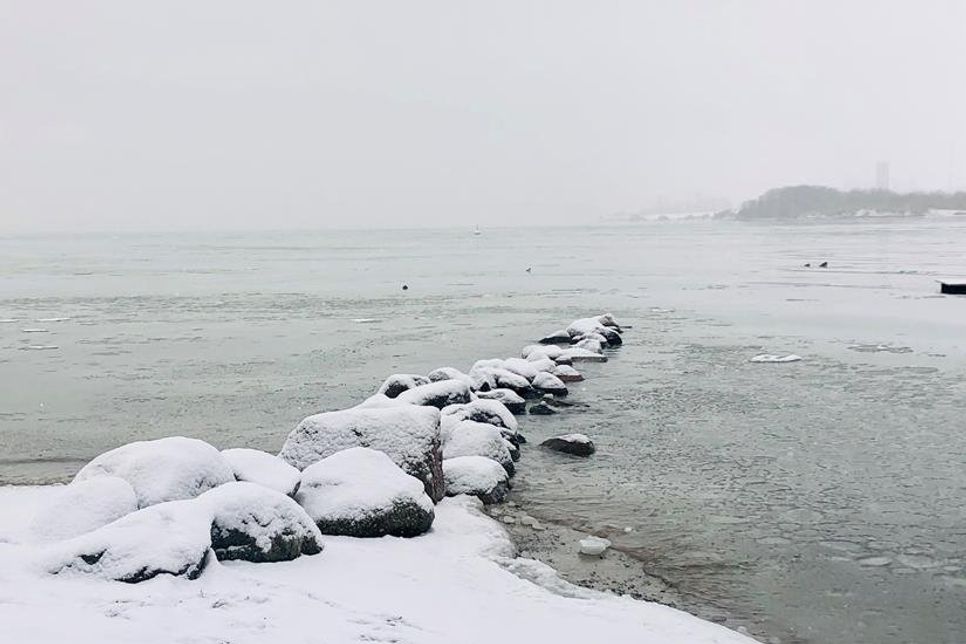 Der Blick von Neustadt Richtung Sierksdorf über die eisige Ostsee.