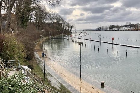 Am Montag (8. Februar) stand der Untere Jungfernstieg in Neustadt unter Wasser. Das Hochwasser ging jedoch schnell wieder zurück und richtete keine Schäden an.