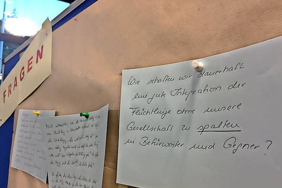 Auf einer Tafel wurden viele Fragen gesammelt.