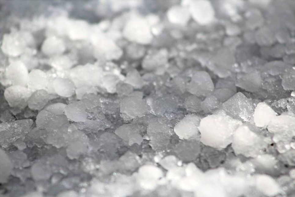 Durch einen Hagelschauer war die Fahrbahn glatt.