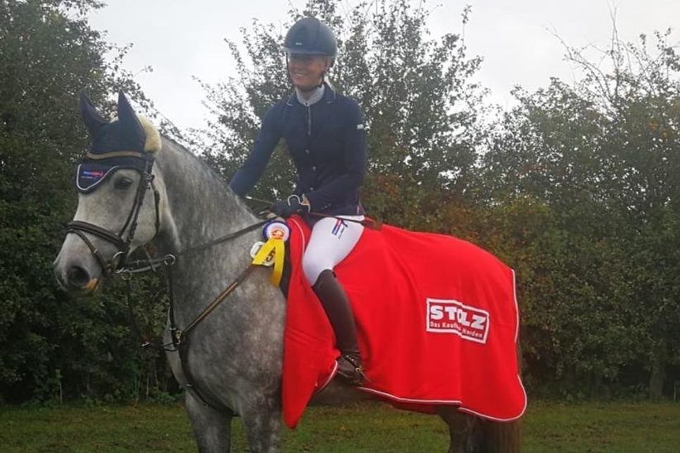 Die erste Saison haben Theresa Lamp mit ihrem Quie Coeur d‘lamour (5-jähriger Holsteiner von Quarz aus einer Mutter von Colman) erfolgreich absolviert und starten nun mit einem Sieg in die kommende Hallensaison.