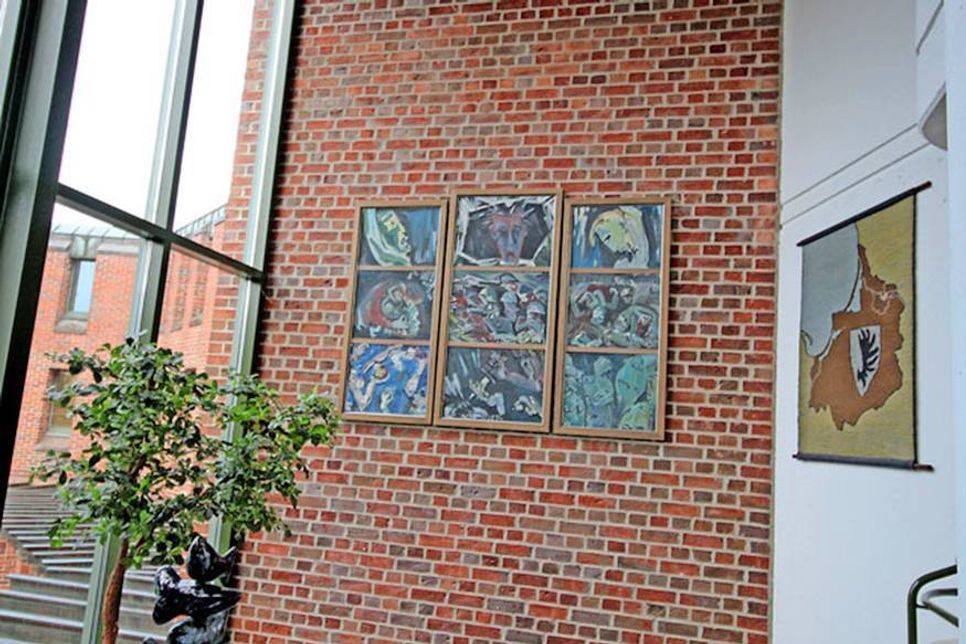 „Golgatha“ in der Eingangshalle des Heikendorfer Rathauses.