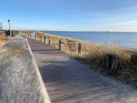 Auf einem Holzsteg geht es durch die Dünen.