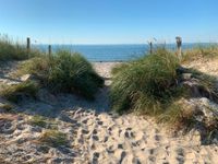 Entlang der Promenade laden zahlreiche Zugänge zu einem Abstecher an den Strand ein.