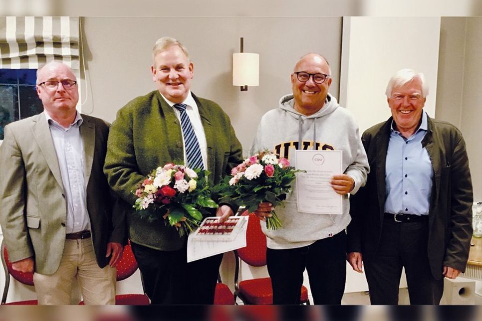 Ortsverbandschef Christian Freitag (li.) und der Mitgliederbeauftragte Dieter Boeden (re.) überreichten John Ellerbrock (2.v.l.) und Prof. Dr. Ingo Menke-zum Felde für 25 Jahre Mitgliedschaft in der CDU-Urkunde, Blumen und Marzipan.