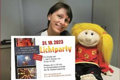 Petra Sander vom Lichtparty-Team  mit der Handpuppe Jule
