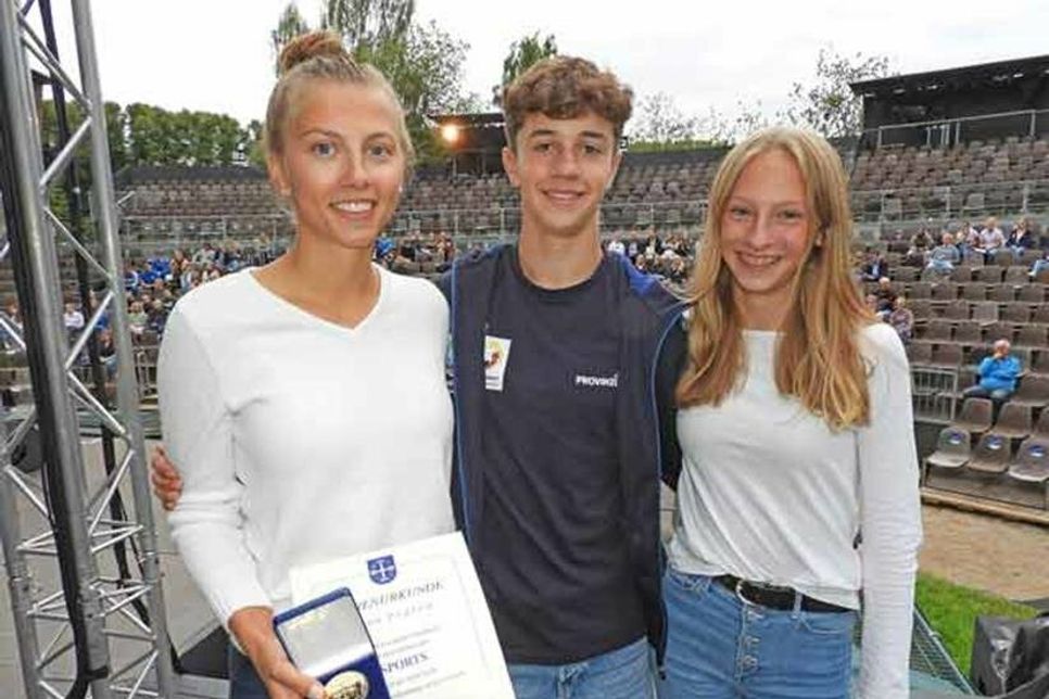 …Kara und Phina Peglow, die Levius Freese in ihre Mitte nahmen.