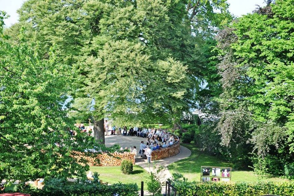Propst Barz plaudert mit Eutins Bürgermeister Carsten Behnk unter der Federbuche.