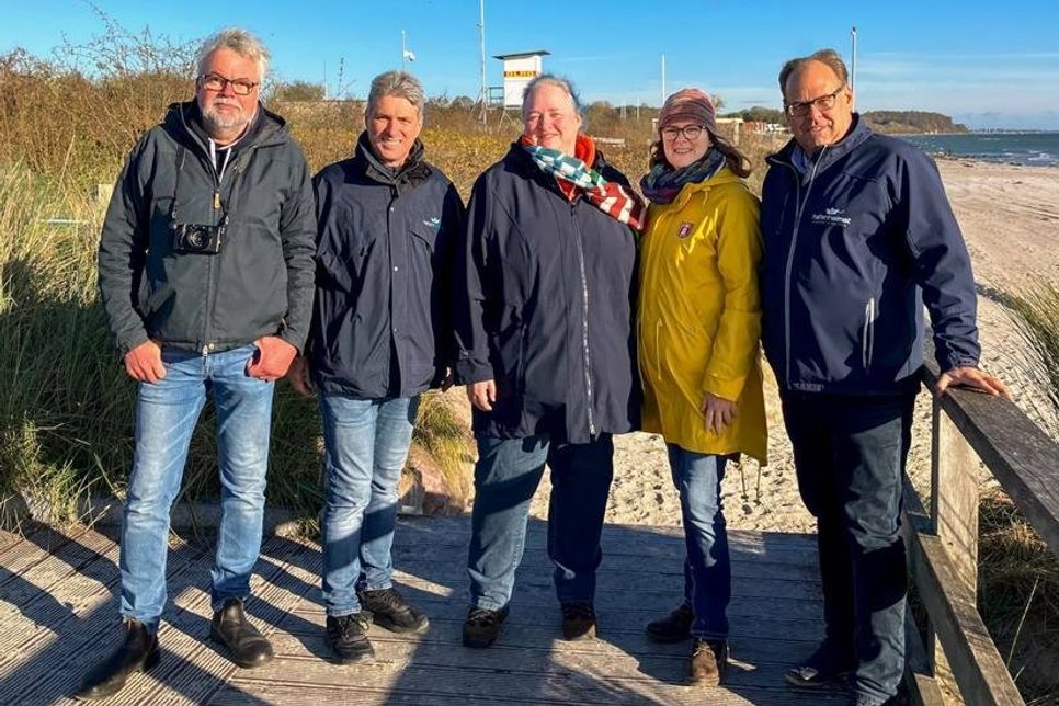 Reimo Schaaf, Stefan Reil, MdL Bina Braun, Britta Hay und Bürgermeister Mirko Spieckermann (v. lks.) begutachteten die Sturmflutschäden.