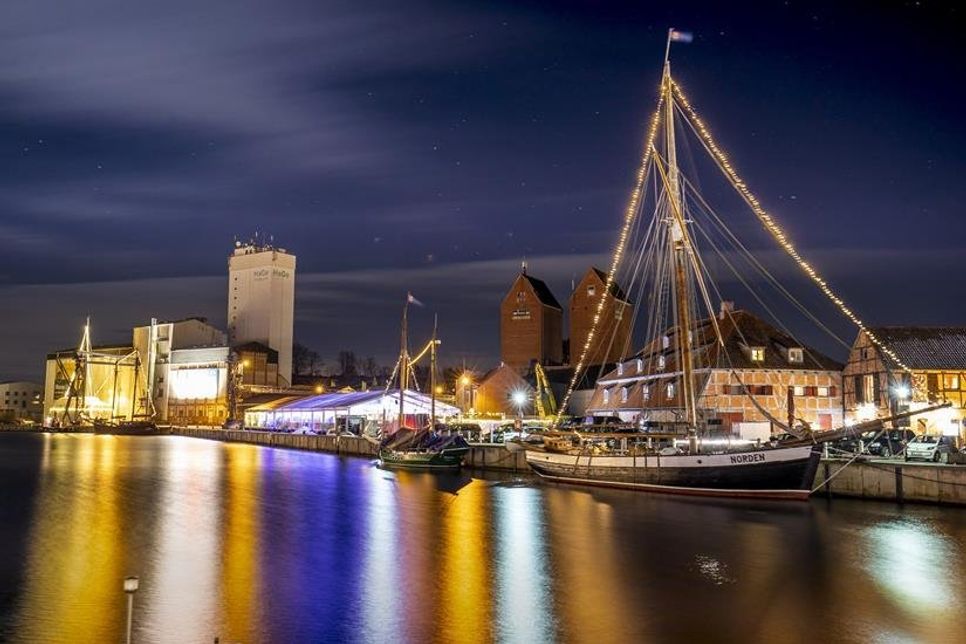 Im lichtergeschmückten Hafen lädt die überdachte Eisbahn zum Schlittschuhlaufen ein. (www.luebecker-bucht-ostsee.de)