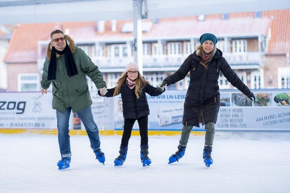 Zur Eröffnung am Freitag, dem 29. November ist das Eislaufen für alle kostenfrei. (www.luebecker-bucht-ostsee.de)
