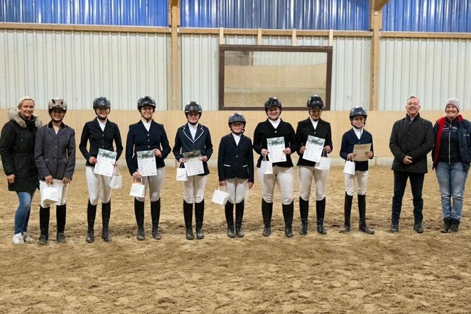 Catrin Bock-Jacobsen, Ide Wernicke, Charlotte Buhmann, Johanna Newe, Emma Landschoof, Viva Wilkens, Wiebke Buhrmann, Mara Schneekloth, Hugo Wilkens, Frank Gehrhardt und Petra Frank (v. lks.).