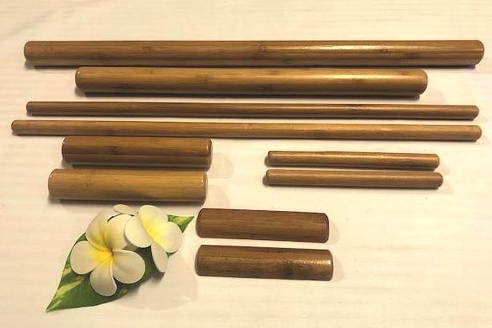 Warme Bamboo-Sticks verstärken die positiven Wirkungen der Massage.