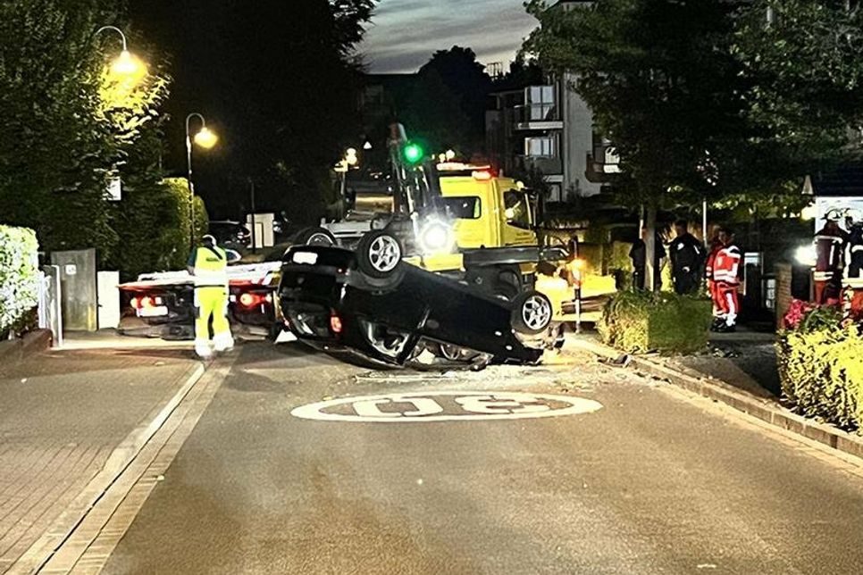 In der Nacht zum 17. Juli hat sich ein Opel Corsa in der Seestraße überschlagen. Der Fahrer konnte laut Polizei bis heute nicht ermittelt werden.