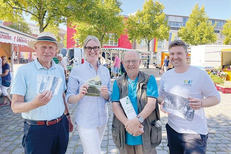 Kartenübergabe (v.l.): Klaus Nentwig (Gemeinnütziger Bürgerverein Bad Schwartau), Judith Ohrtmann (Museums- und Kulturmanagerin der Stadt Bad Schwartau), Dr. Heinrich Ollmann (Gemeinnütziger Bürgerverein Bad Schwartau) und Ricky Rix (Förderverein Museum der Stadt Bad Schwartau).