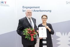 Für sein langjähriges Engagement für den Zwergenwald und den Erzgebirgsmarkt in Bad Schwartau ist Rolf Kirsten jetzt ausgezeichnet worden. Die stellvertretende Ministerpräsidentin Monika Heinold überreichte ihm die Ehrennadel des Landes Schleswig-Holstein. (Foto: F. Peter/hfr)