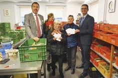 Sparkasse und Tafel machen auch bei der diesjährigen Wunschbaumaktion wieder gemeinsame Sache: Dirk Burschberg (l.) und Jan Clauß von der Sparkasse Holstein sowie die Tafelmitarbeiterinnen Monika Vechtel (2.v.l.), Hildegard Engelbrecht (m.) und Betty Kloss. (Foto: Sparkasse Holstein)