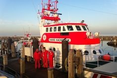 Grömitz. Traditionell kann der Seenotrettungskreuzer „Hans Hackmack“ beim Winter-Open-Ship am Freitag, dem 28. Dezember von 12 bis 16 Uhr direkt im Yachthafen - Steg 7 - besichtigt werden. Zum Aufwärmen der kalten Finger gibt es anschließend heißen, selbst gemachten Punsch in der Santé Weinlounge. Die Besichtigung sowie der Punsch ist kostenfrei. Über eine Spende würde sich die DGzRS freuen. (red)