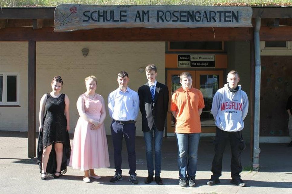 Neustadt. Folgende Schüler*innen erhielten am vergangenen Freitag ihren Abschluss der Schule am Rosengarten: Kilian Petersen, Levin Mütz, Darleen Wagner, Vincent Häußler, Emily Lau, Lumière Klang. (red/ab)