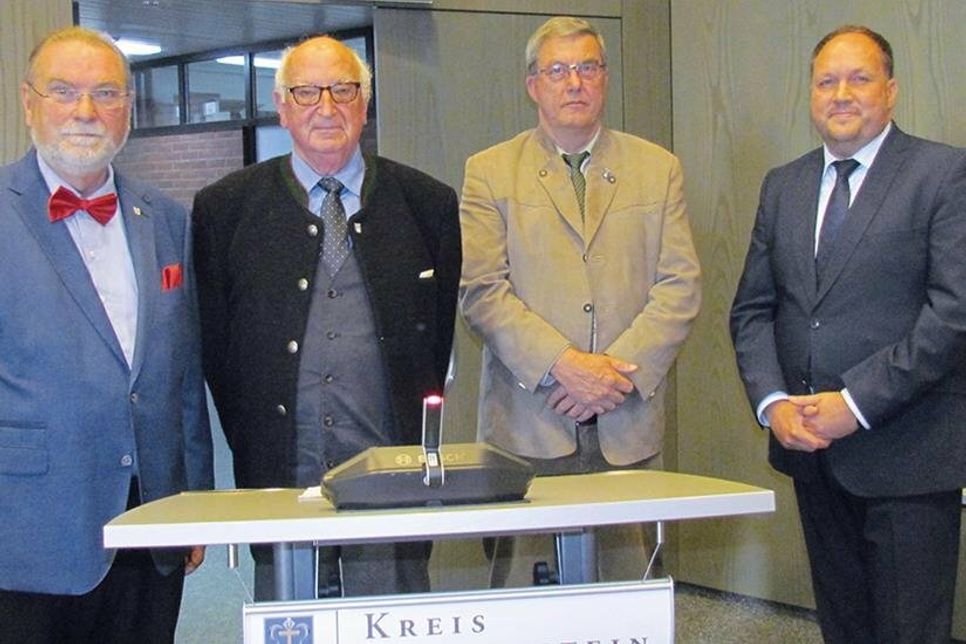 Für ihre ehrenamtlichen Verdienste  wurden Gustav Hogreve (2.v.r.) und Wilfried Lühr von Kreispräsident Harald Werner (l.) und Timo Gaarz (r.), 1. Stellvertreter des Landrats, mit der Ehrennadel des Kreises Ostholstein ausgezeichnet.