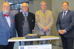 Für ihre ehrenamtlichen Verdienste  wurden Gustav Hogreve (2.v.r.) und Wilfried Lühr von Kreispräsident Harald Werner (l.) und Timo Gaarz (r.), 1. Stellvertreter des Landrats, mit der Ehrennadel des Kreises Ostholstein ausgezeichnet.