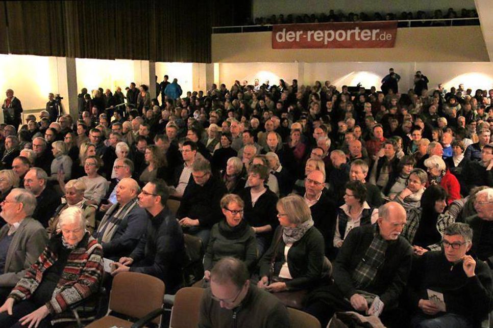 Der Theatersaal war bis auf den letzten Platz besetzt.