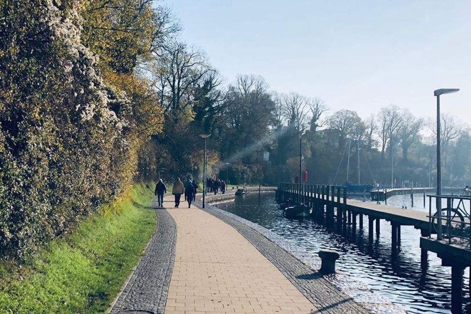 Bei schönem Wetter ist der Untere Jungfernstieg ein beliebter Ort für Ausflügler. Auch viele Radfahrer nutzen den gerade verlaufenden, gepflasterten Weg, obwohl sie hier nicht fahren dürfen.
