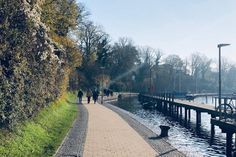 Bei schönem Wetter ist der Untere Jungfernstieg ein beliebter Ort für Ausflügler. Auch viele Radfahrer nutzen den gerade verlaufenden, gepflasterten Weg, obwohl sie hier nicht fahren dürfen.