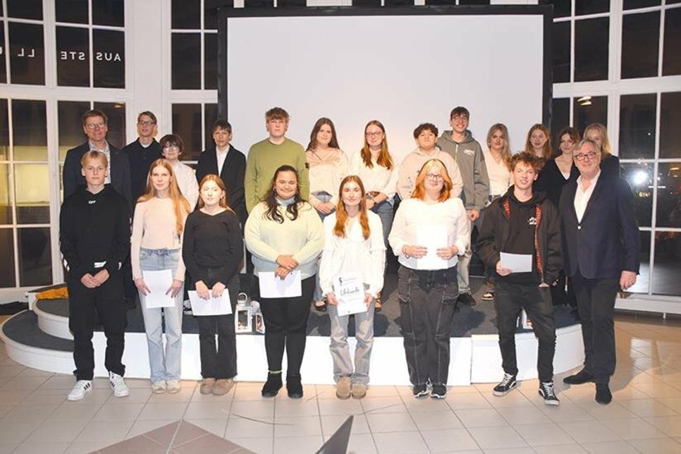 Die zehn Ostseetalente nach der Preisverleihung in der Trinkkurhalle mit Tourismuschef Joachim Nitz (hinten links) und Initiator Andreas Czayka (rechts).
