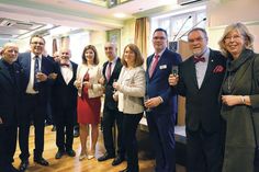 Auf ein gutes 2019: Übersetzer Wojciech Mehl (v.l.), Stockelsdorfs Bürgervorsteher Manfred Beckmann, Andrzej Jasilek, Bürgermeister der Gemeinde Okonek, Stockelsdorfs Bürgermeisterin Julia Samtleben, Sebastian Korzeniowski, Bürgervorsteher der Gemeinde Okonek , Susanne Scheel und Patrick Lakins (beide IGSU), Kreispräsident Harald Werner sowie Bürgermeisterin a.D. Brigitte Rahlf-Behrmann. (Foto: M. Wittler)