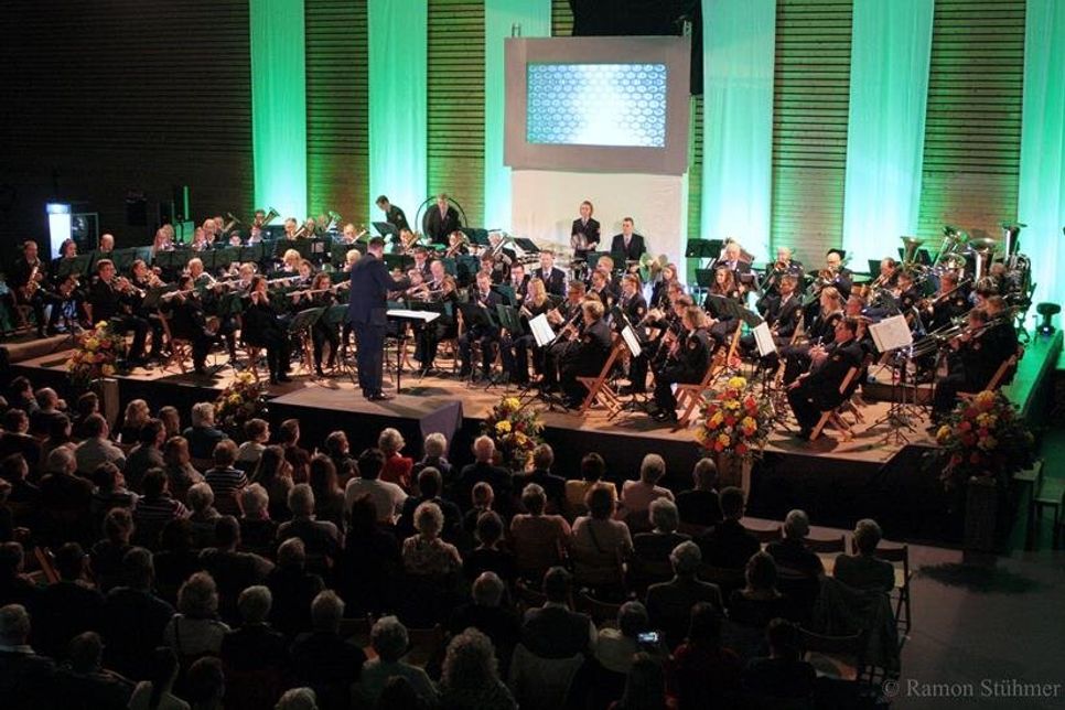 70 Musiker des Blasorchesters Lensahn präsentieren das neue Programm "Let&apos;s dance".