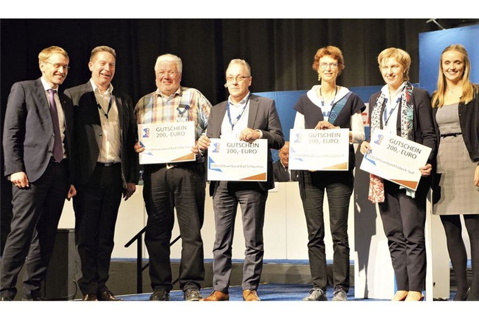 Mit Vertretern anderer Ortsverbände aus Schleswig-Holstein nahm Bad Schwartaus CDU-Chef Frank Schumacher (m.) die Auszeichnung vom CDU-Landesvorsitzenden und Minis­terpräsidenten, Daniel Günther, entgegen. (Foto: CDU)