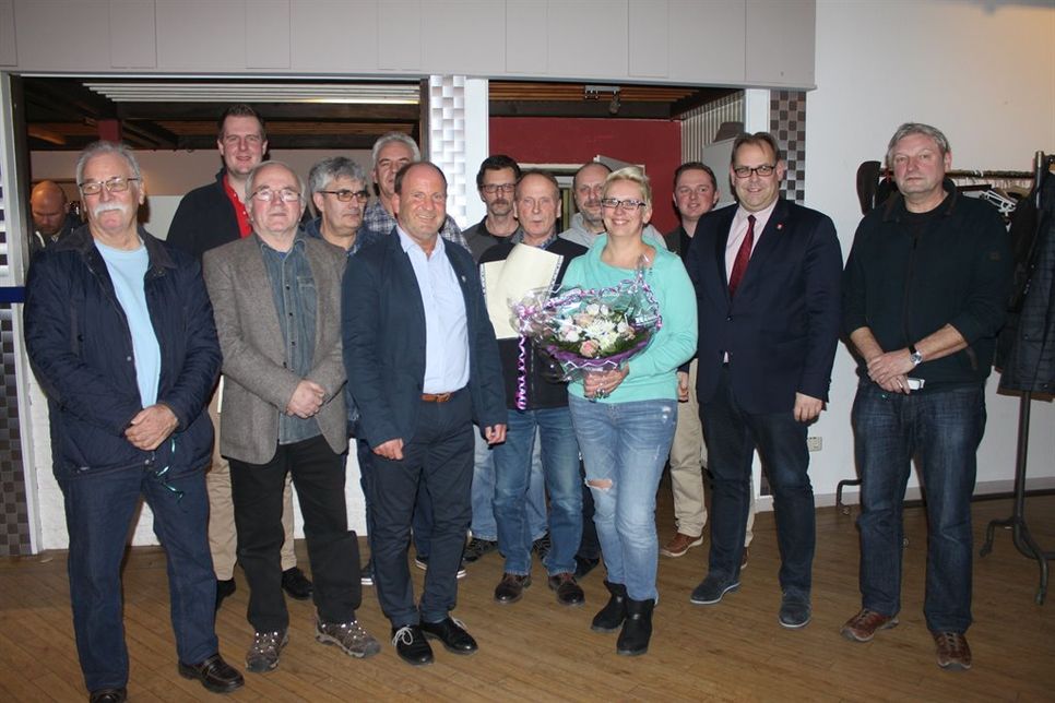Die Geehrten mit Bürgermeister Mirko Spieckermann (2. v. re.) und Vorsitzendem Horst Kreft (vorne, 3. v. lks.).