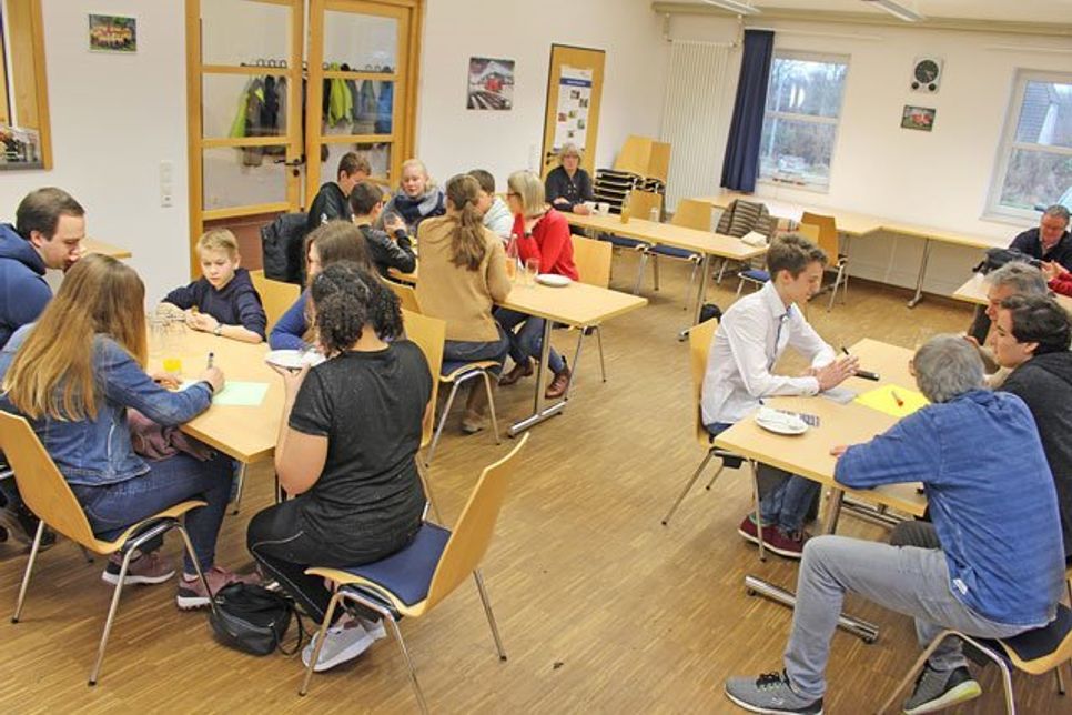 In kleinen Gruppen sammeln die Jugendlichen ihre Ideen und Wünsche für ihre Gemeinde.