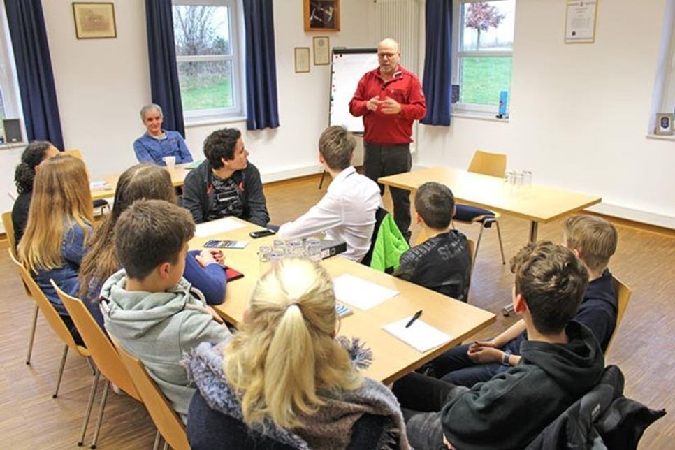 Bürgermeister Engelbert Unterhalt begrüßt die Jugendlichen und gibt einen Überblick über die Politik in Bösdorf.