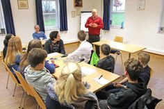 Bürgermeister Engelbert Unterhalt begrüßt die Jugendlichen und gibt einen Überblick über die Politik in Bösdorf.