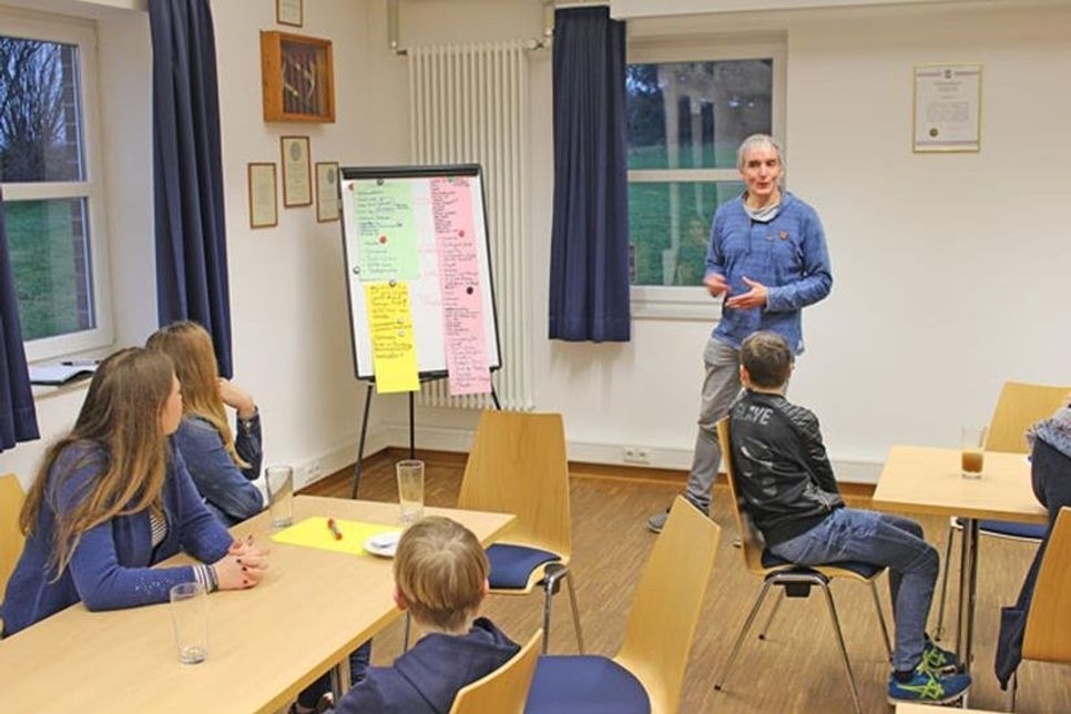 Ralf Loose stellt die gesammelten Stichpunkte zu den Themen „Jugendfahrt“, „Ferienpass“ und „Ideen und Wünsche“ vor.