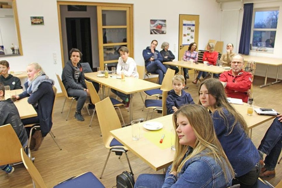 Neugierig schauen die Jugendlichen auf die gesammelten Ideen aller Gruppen.