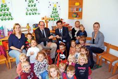 Inmitten der Kinder und der drei Erzieherinnen Miriam Staak (v.r.), Leiterin des „Wichtelclubs“, Lina Becker und Christine Kutz übergab Ratekaus Bürgermeister Thomas Keller (r.) den Schlüssel für den „Wichtelclub“ an Kinderschutzbund-Geschäftsführer Martin Liebmann.