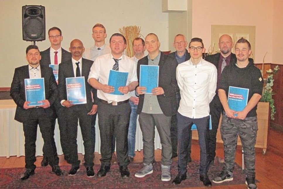 Die erfolgreichen Junggesellen mit dem Vorsitzenden des Gesellenprüfungsausschusses Andreas Schmalz (2. v. rechts) und dem Abteilungsleiter des Berufsbildungszentrums Plön Manfred Braune (4. v. rechts).